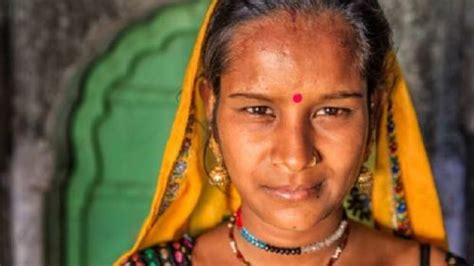 india mujeres punto rojo|¿Por qué las mujeres hindúes llevan un punto rojo en。